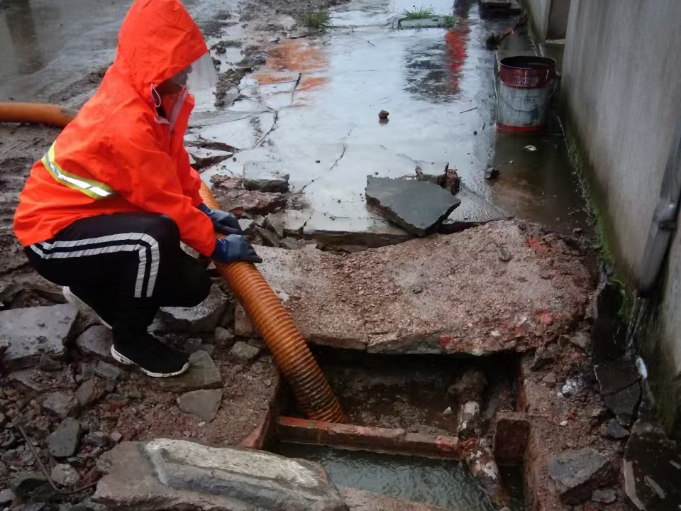 玉泉专业清理污水池 炜誉市政以规范流程守护城市 “肠道”