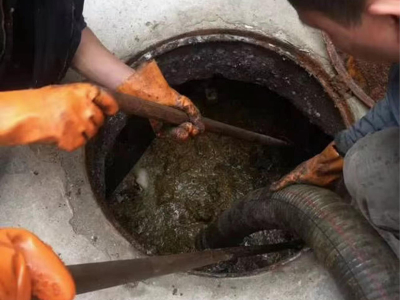 玉泉清理化粪池时如何避免沼气的危害？